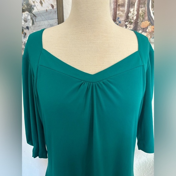 East 5th Elegant Green Women's Blouse - Picture 3 of 4